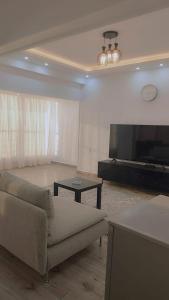 開羅的住宿－Zamalek Two-Bedroom Apartement Nile View，客厅配有沙发和桌子
