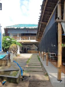 A piscina localizada em Mabuhay Dauin Dorm Hostel ou nos arredores