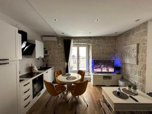 Kuchyň nebo kuchyňský kout v ubytování Cherry Luxury Apartment