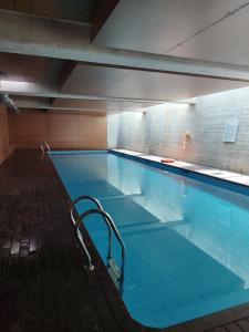 a large swimming pool with a hand rail in it at Apartamento bonito - playas las Deveses in El Verger