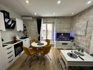 Kuchyň nebo kuchyňský kout v ubytování Cherry Luxury Apartment