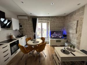 Kuchyň nebo kuchyňský kout v ubytování Cherry Luxury Apartment