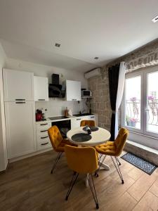 Kuchyň nebo kuchyňský kout v ubytování Cherry Luxury Apartment