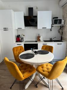 Kuchyň nebo kuchyňský kout v ubytování Cherry Luxury Apartment