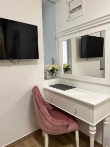 TV a/nebo společenská místnost v ubytování Cherry Luxury Apartment