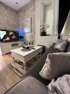 TV a/nebo společenská místnost v ubytování Cherry Luxury Apartment