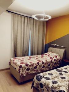 1 dormitorio con 2 camas y techo en Family Holiday VIlla, en Yalıkavak