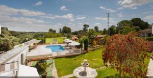 una vista aérea de una casa con piscina en La Morada del Yayo 15 minutos de Sevilla, en Las Pajanosas