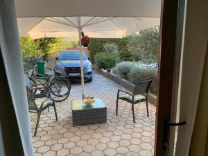 a patio with an umbrella and chairs and a car at Villa Vista in Pula