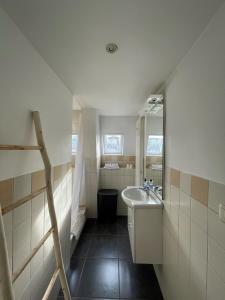 Inn den Acht Venlo في فينلو: حمام صغير مع حوض ومرآة