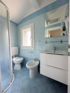 un bagno con wc, lavandino e doccia di Villa Wanda a Bibione