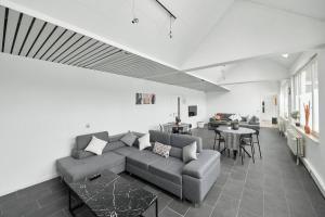 ein Wohnzimmer mit Sofa und Tisch in der Unterkunft BoLofts in Antwerpen