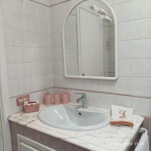 伊斯基亞的住宿－Dimora Di Meglio a un passo dal mare，一间带水槽和镜子的浴室