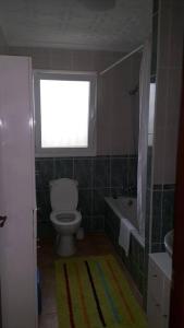 uma casa de banho com um WC, um lavatório e uma janela em Casa Olga em Benissa