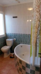 uma casa de banho com um WC e uma banheira em Casa Olga em Benissa