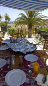 uma mesa com pratos de comida por cima em Casa Olga em Benissa