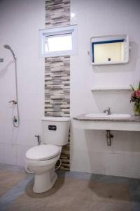 uma casa de banho com um WC e um lavatório em Sichon Holidays em Sichon
