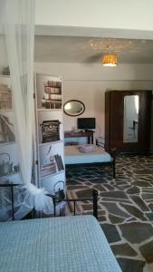 ein Schlafzimmer mit einem Bett und einem Spiegel in einem Zimmer in der Unterkunft Anna's Cottage Home in Galini