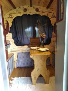 un tavolo all'interno di una casa giochi di Roulotte irlandaise Polly a Saint-Vincent-en-Bresse