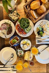 una mesa de madera con platos de comida. en Przechowalnia Marzeń, en Mikołajki