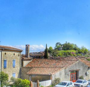 a view of a town with buildings and cars at La maison bleue in Lautrec