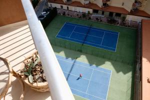 Tenis alebo squash v ubytovaní Lasgondolas1015 alebo jeho okolí