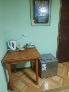 einen Holztisch und eine Schachtel in einem Zimmer in der Unterkunft ROMA in Los Vilos