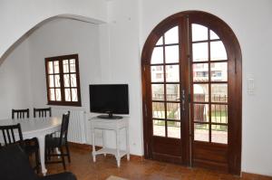 Televízia a/alebo spoločenská miestnosť v ubytovaní Maison avec jardin à proximité des plages