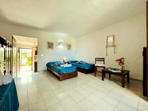Habitación de hotel con 2 camas y mesa en Casette Belvedere, en Baja Sardinia