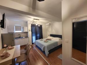 een slaapkamer met een bed en een tafel in een kamer bij E&A in Baška Voda