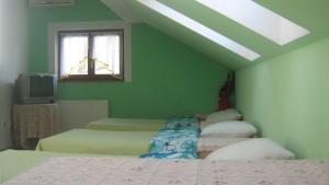 Ein Bett oder Betten in einem Zimmer der Unterkunft Farm stay Lackovic