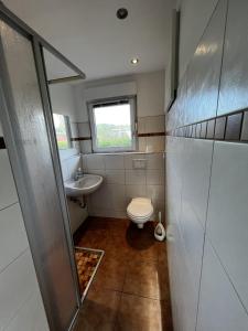 ein kleines Bad mit WC und Waschbecken in der Unterkunft Mona in Graal-Müritz
