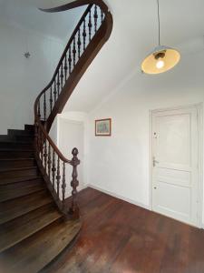 a wooden staircase in a room with a white wall at Appartement 5min à pied du centre-ville Bayonne in Bayonne