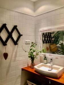 A bathroom at Nuevo Apartamento en Playa de las Canteras Még 28 kép