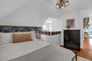 a bedroom with a bed and a dresser in a room at Urban Loft 2-story 1BR Near DT on Historic Street in Columbus