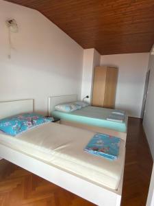 Cette petite chambre dispose de 2 lits superposés et de plafonds en bois. dans l'établissement Apartments Drazen, à Crikvenica