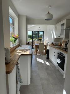 Kuchyň nebo kuchyňský kout v ubytování Beautiful Cottage near Guisborough Woods