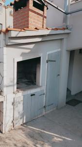 un garage avec portes bleues dans un bâtiment dans l'établissement Near beach studio, à Kaštela