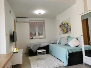 - une chambre avec 2 lits et une télévision dans l'établissement Near beach studio, à Kaštela