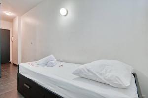 Łóżko lub łóżka w pokoju w obiekcie MILANO - Studio à deux pas de l’Avenue du Prado