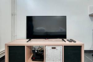 Telewizja i/lub zestaw kina domowego w obiekcie MILANO - Studio à deux pas de l’Avenue du Prado