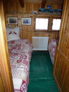 um quarto com uma cama e um piso verde em Il Refuge CIR 119 em Courmayeur