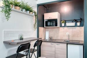 Kuchnia lub aneks kuchenny w obiekcie MILANO - Studio à deux pas de l’Avenue du Prado