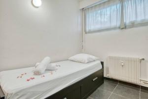 sypialnia z łóżkiem z kwiatami na nim w obiekcie MILANO - Studio à deux pas de l’Avenue du Prado w Marsylii