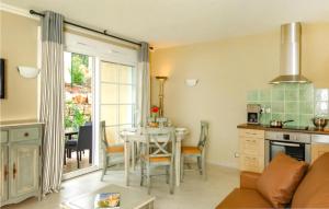 cocina y sala de estar con mesa, mesa y sillas en Cozy Apartment In Callian With Outdoor Swimming Pool, en Callian