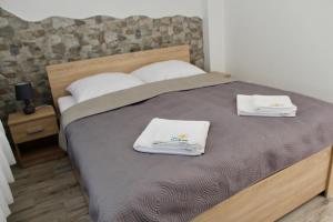 a bedroom with a bed with two towels on it at PENSJONAT SUNRISE Fishing,Kajaks,Tretboote Grill Gratis in Świnoujście