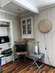 a living room with a chair and a table at Indreli feriehus in Flåm