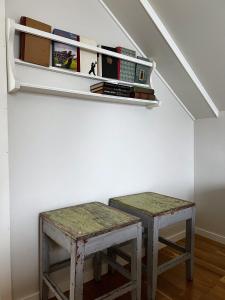 a room with two tables and a shelf with books at Indreli feriehus in Flåm