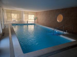 a large swimming pool in a hotel room at Domitys La Clef des Arts in Châlons-en-Champagne