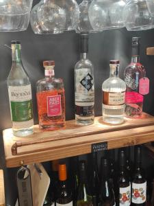 een stel flessen alcohol op een plank bij The Dial inn in Lamphey
